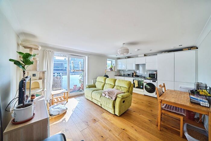 2 Bedroom Flat For Sale In Whippendell Road, Watford, WD18