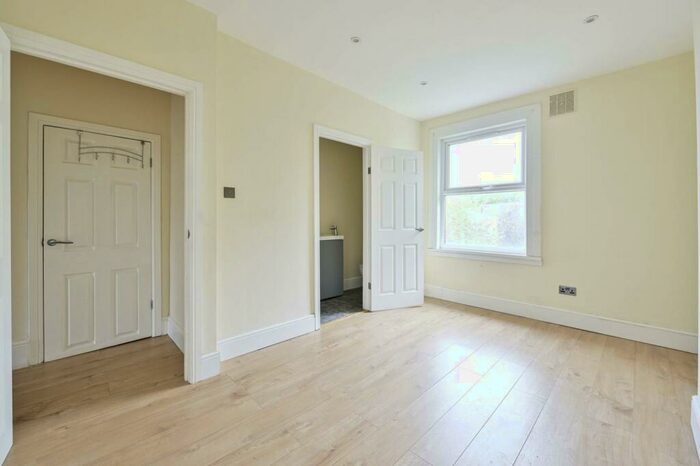 3 Bedroom Flat To Rent In Lordship Lane, Dulwich, London, SE22