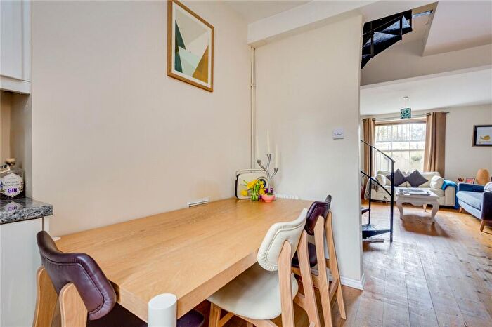 1 Bedroom Terraced House To Rent In Arundel Square, Islington, N7