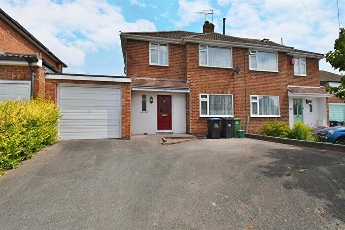 3 Bedroom Semi-Detached House For Sale In Stirling Avenue, Leamington Spa, CV32