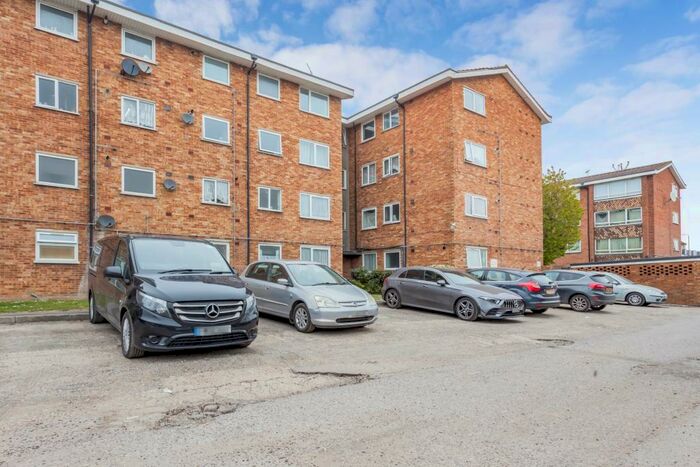 2 Bedroom Flat To Rent In Eastern Ave, IG2