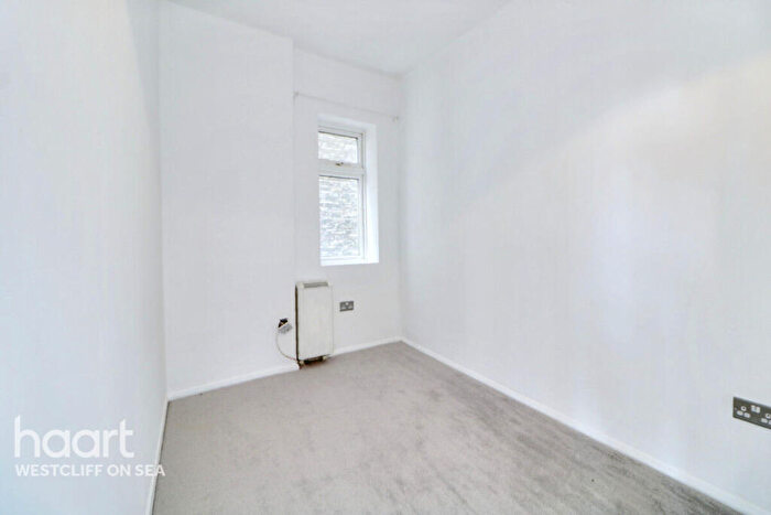 2 Bedroom Flat For Sale In Hamlet Court Road, Westcliff-On-Sea, SS0