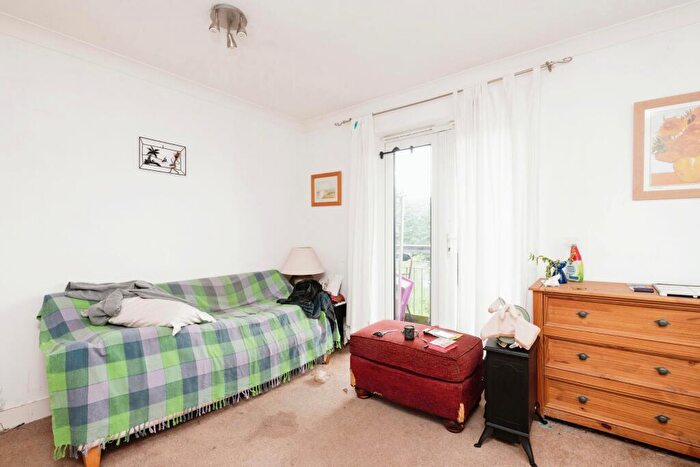 2 Bedroom Flat For Sale In Grangemoor Court, Cardiff, CF11