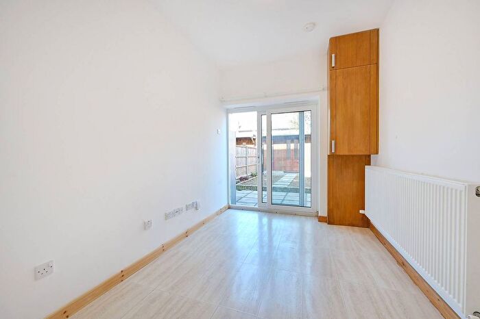 2 Bedroom Flat To Rent In Gunnersbury Lane, Gunnersbury Triangle, London, W3