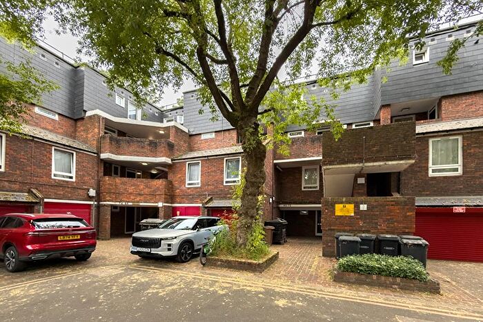 3 Bedroom Maisonette For Sale In Reedham Close, London, N17