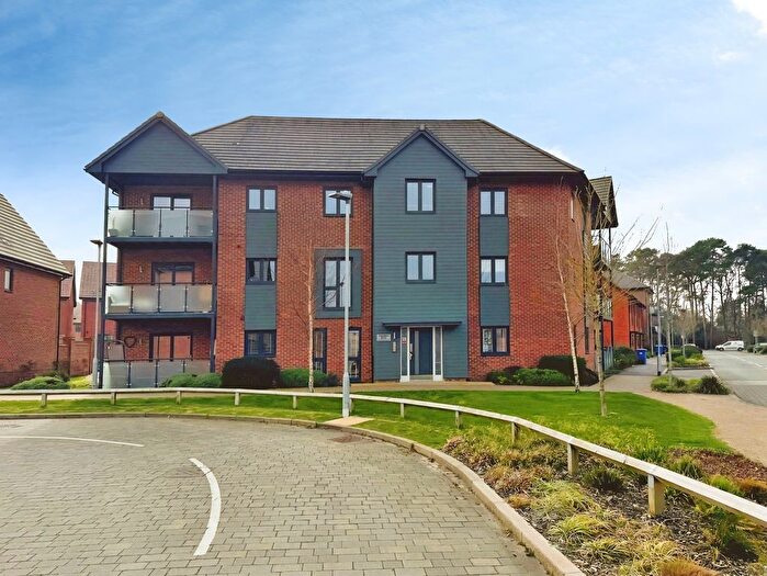 2 Bedroom Flat For Sale In Hawthorn Drive, Crowthorne, Berkshire, RG45