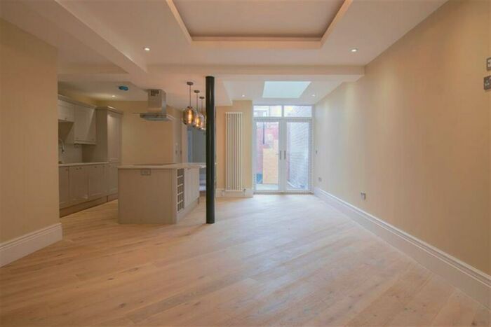 2 Bedroom Apartment To Rent In West Avenue, Gosforth, Newcastle Upon Tyne, NE3