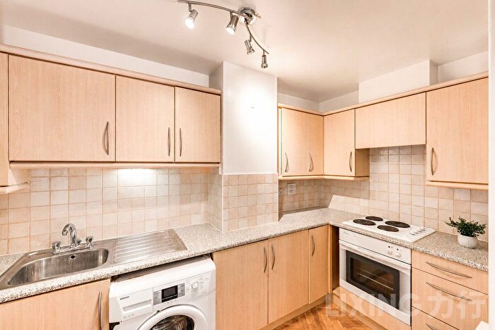 2 Bedroom Flat For Sale In Commercial Road, Aldgate, E1