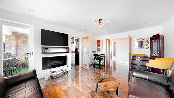 2 Bedroom Flat To Rent In Stevens Close, Beckenham, BR3