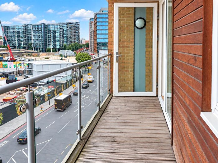 2 Bedroom Flat For Sale In Battersea Park Road, London, SW8