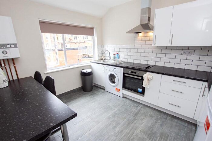 2 Bedroom House To Rent In Oak Tree Lane, Birmingham, West Midlands, B29