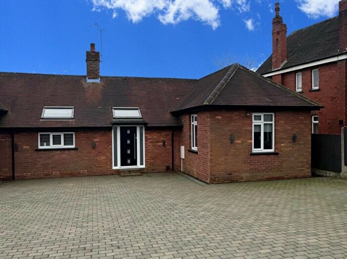 3 Bedroom Bungalow To Rent In Street Lane, Leeds, LS17