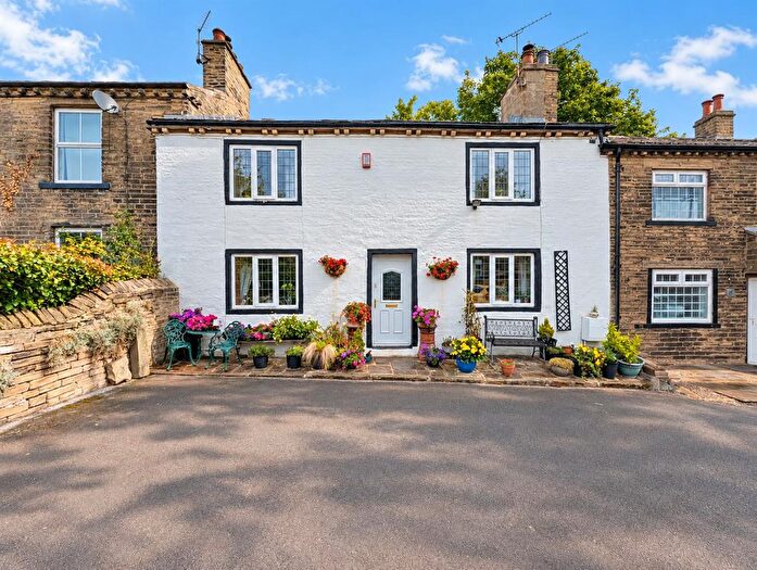 3 Bedroom Cottage For Sale In Rawson Square, Idle, Bradford, BD10