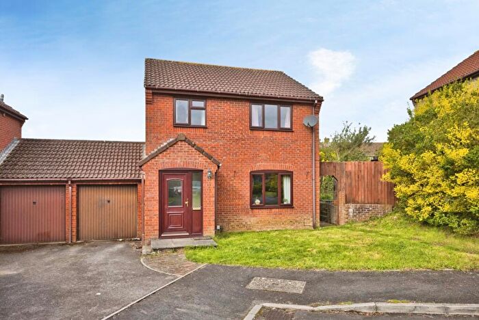 3 Bedroom Link Detached House For Sale In Deerswood Gardens, Street, Somerset, BA16