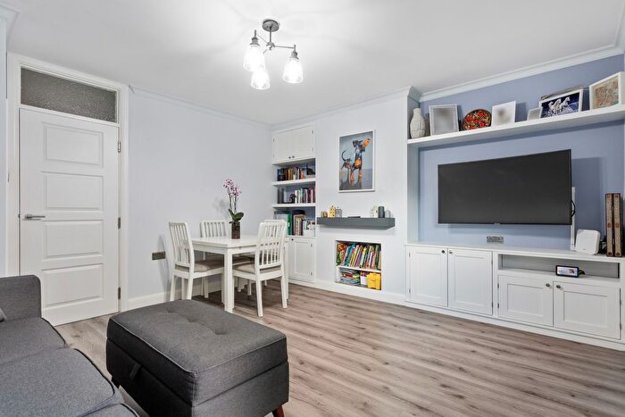 2 Bedroom Flat For Sale In Basire Street, Islington, London, N1