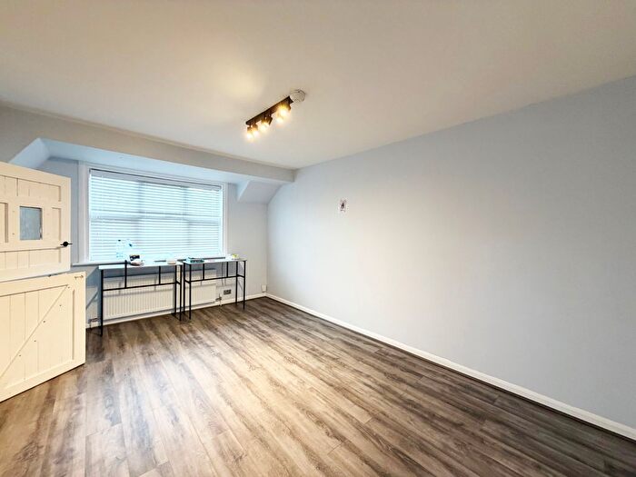 3 Bedroom Flat To Rent In Gainsborough Gardens, London, NW11
