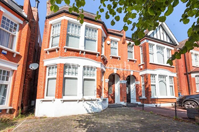 4 Bedroom Semi-Detached House For Sale In Lakeside Road, London, N13