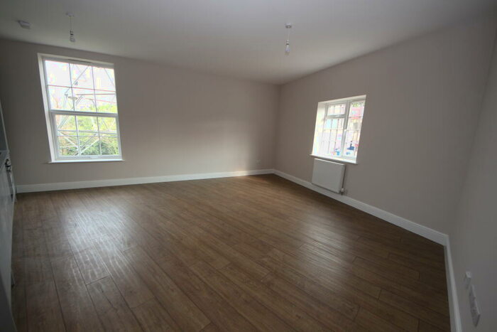 2 Bedroom Flat To Rent In Malden Manor, KT3