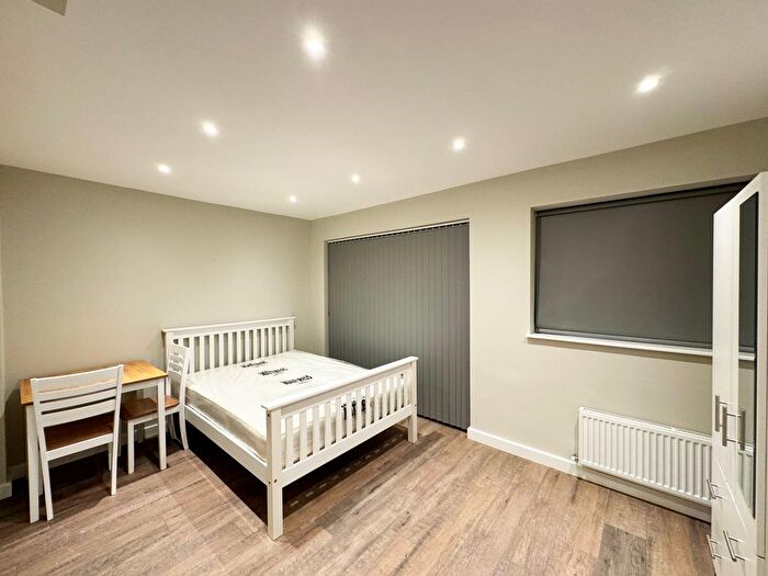 Studio To Rent In Birch Green, Staines, TW18