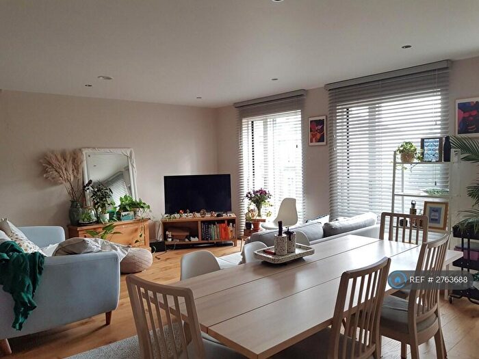 2 Bedroom Flat To Rent In Lyden Court, London, N19
