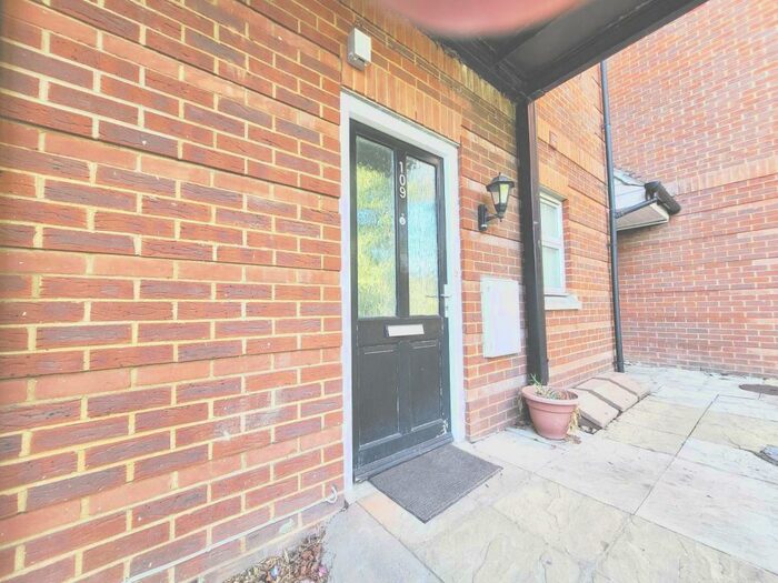 1 Bedroom Apartment To Rent In Piper Way, Ilford, IG1