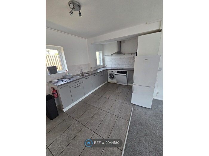 3 Bedroom Semi-Detached House To Rent In Broomhall Road, Chelmsford, CM1