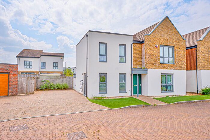 4 Bedroom Detached House For Sale In Laverde Walk, Oakgrove, MK10