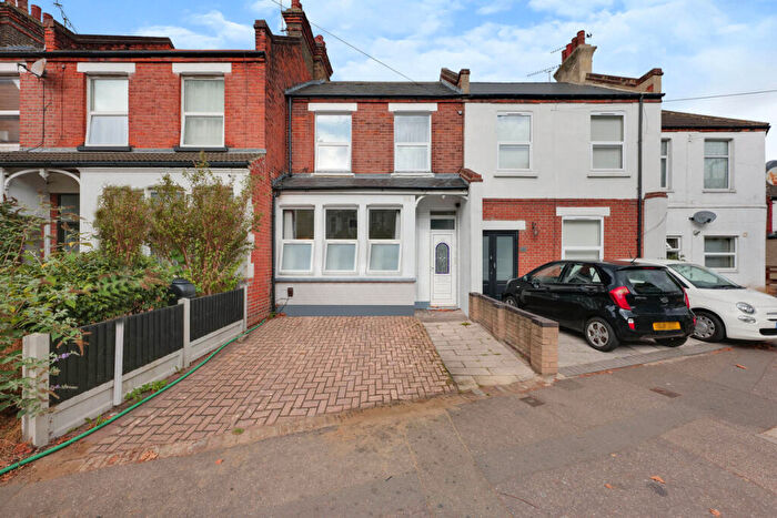 2 Bedroom Flat For Sale In Hamlet Court Road, Westcliff-on-sea, SS0