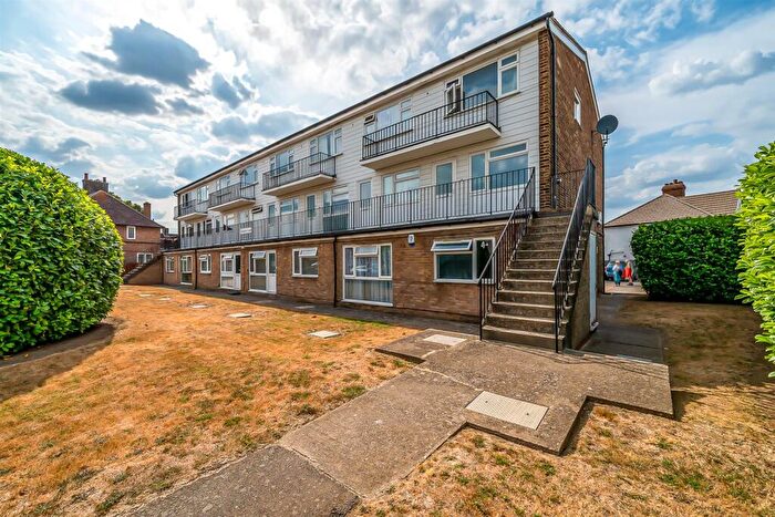 2 Bedroom Flat For Sale In Burnt Ash Lane, Bromley, BR1