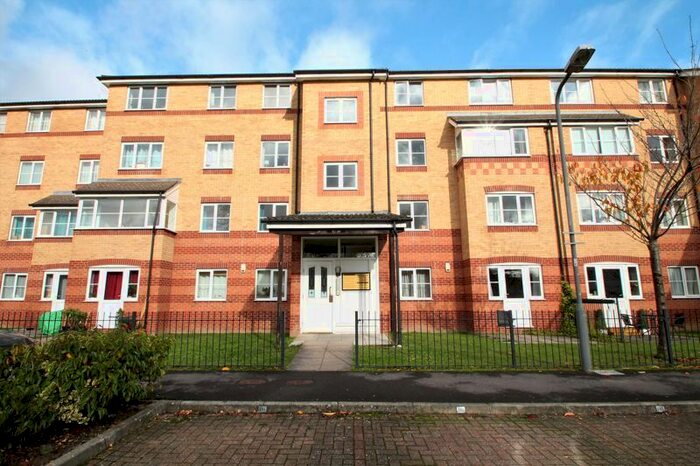 2 Bedroom Flat To Rent In Peatey Court, Princes Gate, High Wycombe, HP13