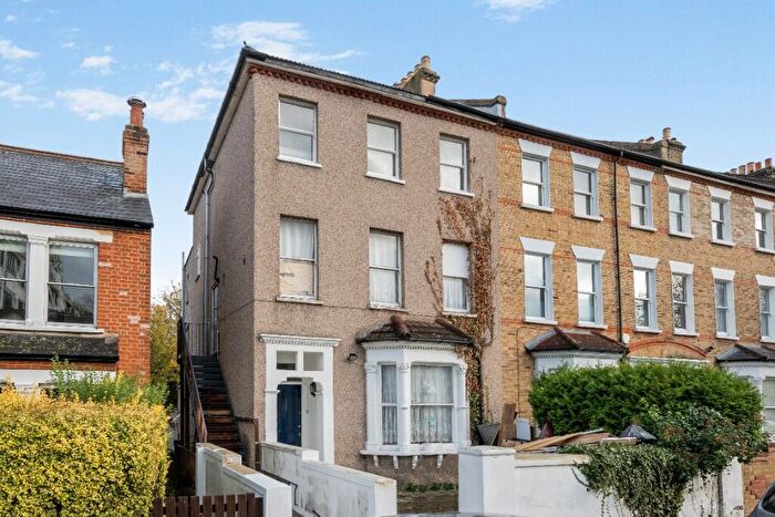 2 Bedroom Apartment To Rent In Martell Road, London, SE21
