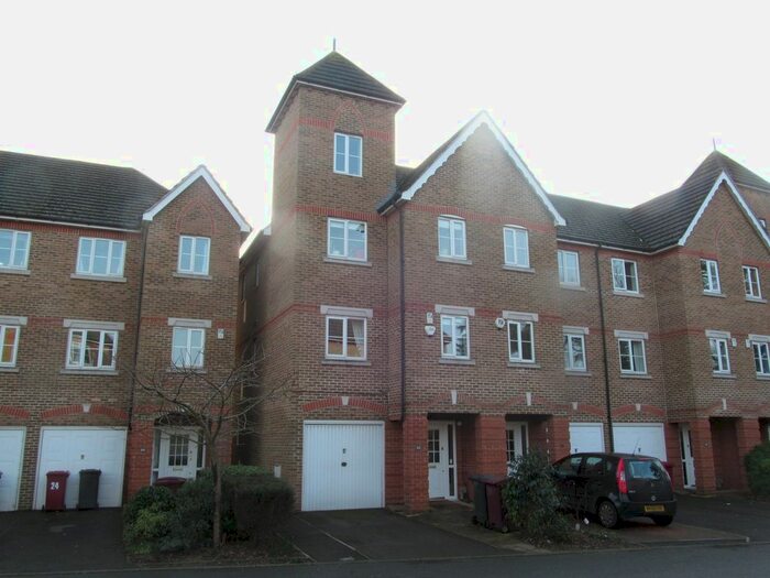 5 Bedroom Semi-Detached House To Rent In Cintra Close, Reading, RG2