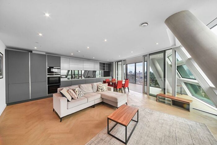 3 Bedroom Flat To Rent In Southwark Bridge Road, Elephant And Castle, SE1