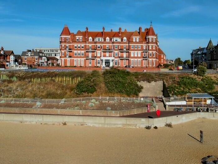 2 Bedroom Flat To Rent In Marine Parade East, Clacton On Sea, CO15