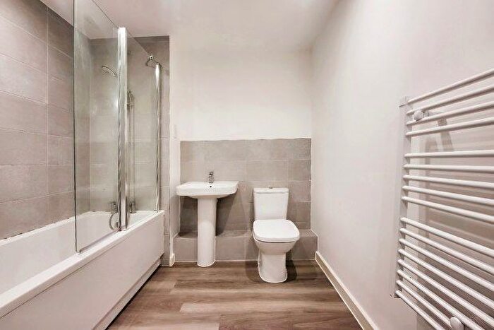 1 Bedroom Flat To Rent In Electric Close, Godalming, GU7
