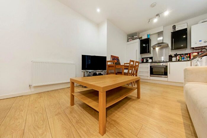 3 Bedroom Flat To Rent In Clifton Mansions, SW9