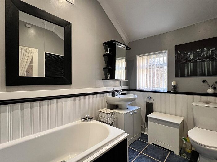 2 Bedroom Flat For Sale In Esplanade Road, Scarborough, YO11