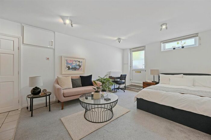 Studio To Rent In Askew Road, London, W12