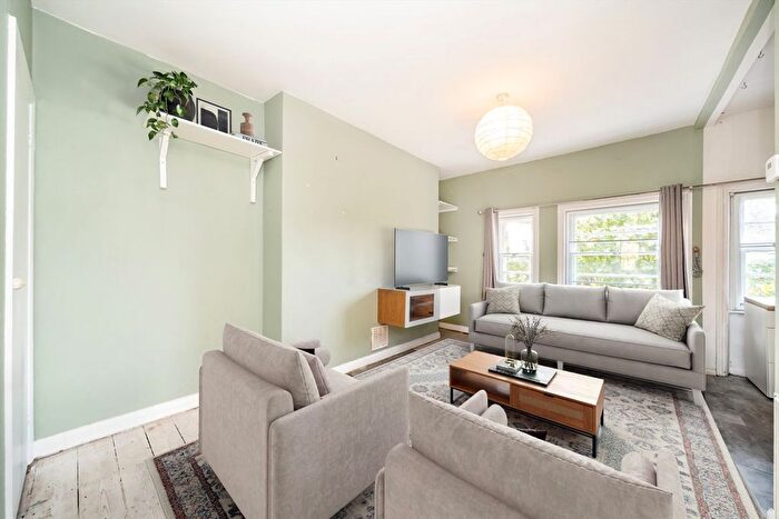 1 Bedroom Flat For Sale In Brondesbury Villas, Queen's Park, NW6