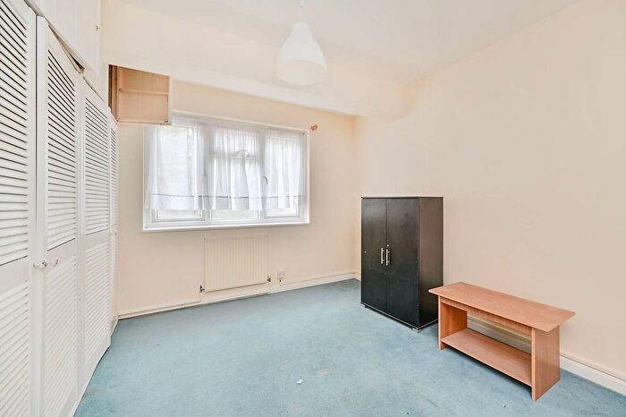 2 Bedroom Flat For Sale In Clayponds Gardens, Ealing, London, W5