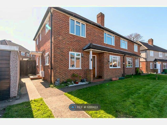2 Bedroom Flat To Rent In Alsom Avenue, Stoneleigh, KT4