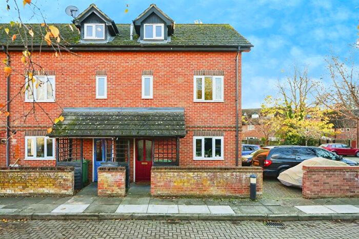 3 Bedroom End Of Terrace House For Sale In Moir Court, Wantage, OX12