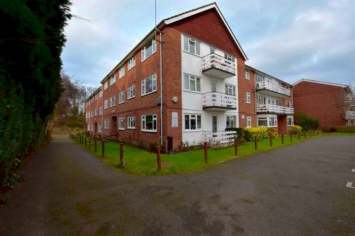 1 Bedroom Flat To Rent In Lovelace Gardens, Surbiton, KT6