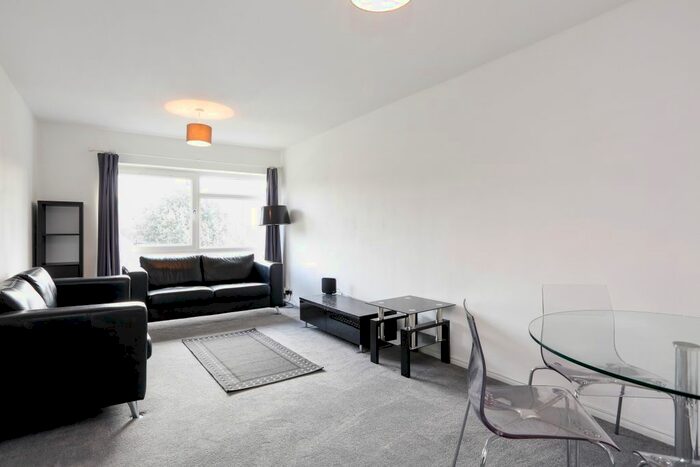 2 Bedroom Flat To Rent In Claremont Road, Surbiton, KT6