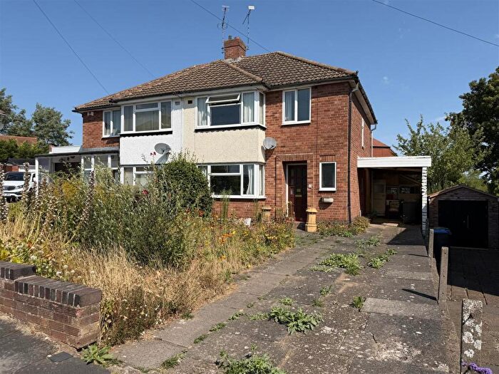 3 Bedroom Semi-Detached House For Sale In Highlands Close, Warwick, CV34