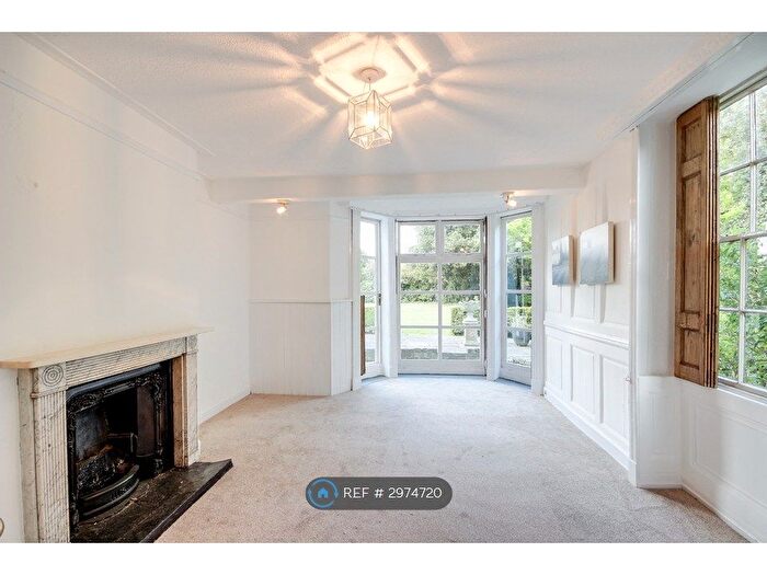 Studio To Rent In Station Road, Thames Ditton, KT7