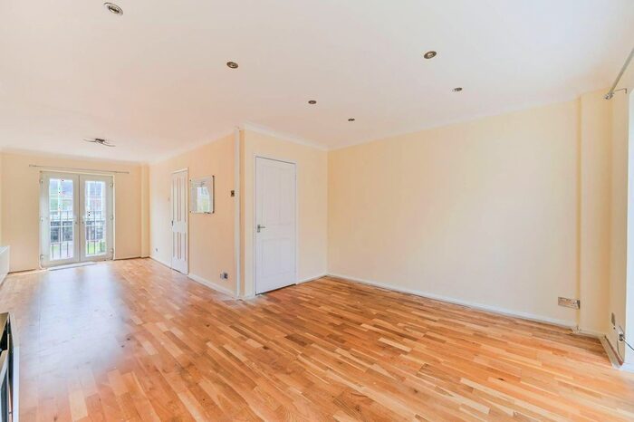 3 Bedroom Terraced House To Rent In St James Road, Sutton, SM1