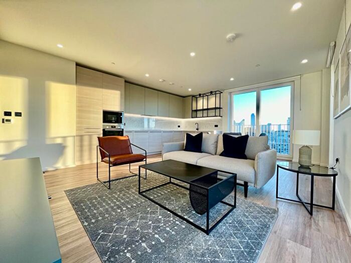 2 Bedroom Flat To Rent In Curlew House, Hawser Lane, Poplar Riverside, London, E14