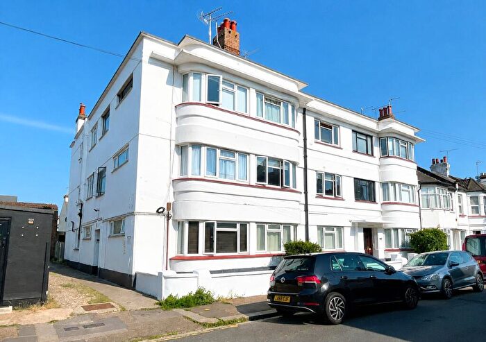 2 Bedroom Flat To Rent In Allington Court, Nelson Drive, Leigh-on-Sea, SS9