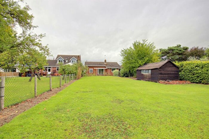 3 Bedroom Detached Bungalow For Sale In Thearne Lane, Woodmansey, Beverley, HU17